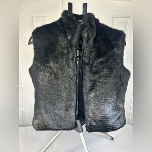 Cejon Elegant Black Faux Fur Vest